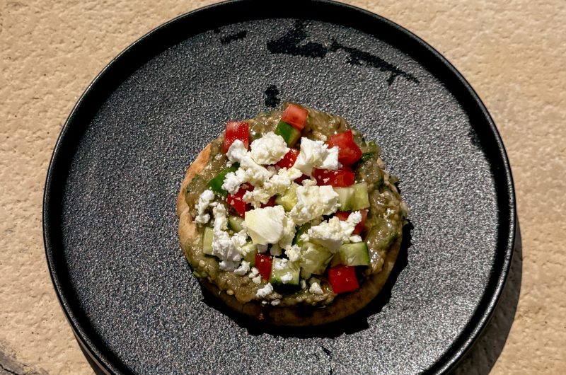 Kochen im Urlaub: Fladenbrot mit Aubergine, Gurke, Tomate und Feta