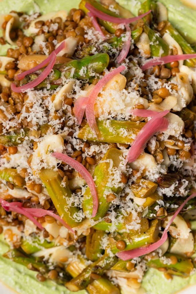 Spargelsalat mit Kräuter-Skyr und Linsen
