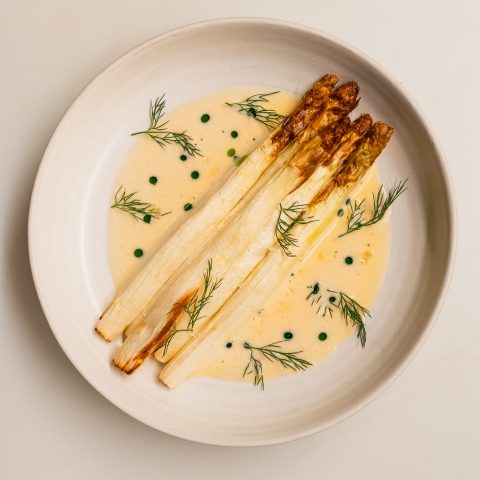 Gebackener Spargel mit Beurre Blanc und Kräuteröl