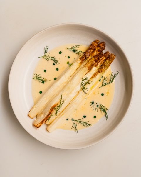 Gebackener Spargel mit Beurre Blanc und Kräuteröl