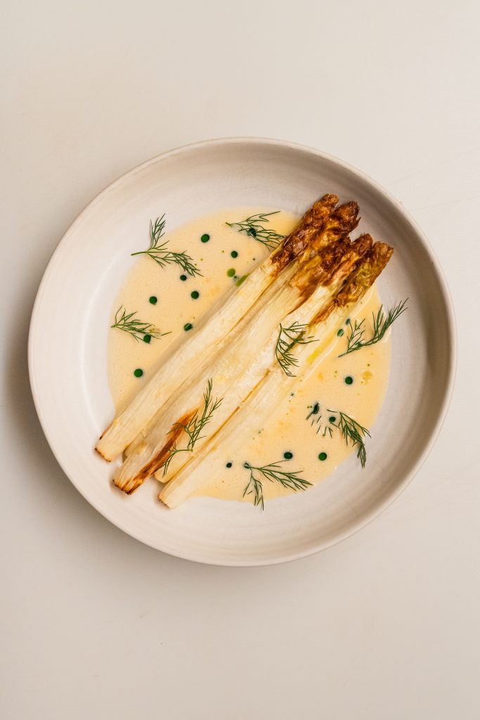 Gebackener Spargel mit Beurre Blanc und Kräuteröl