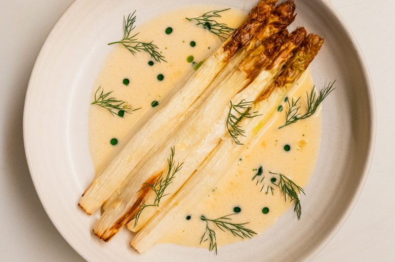 Gebackener Spargel mit Beurre Blanc und Kräuteröl